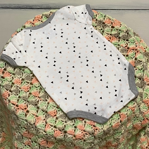 NWOT KIDGETS s/s onesie. - Picture 4 of 5